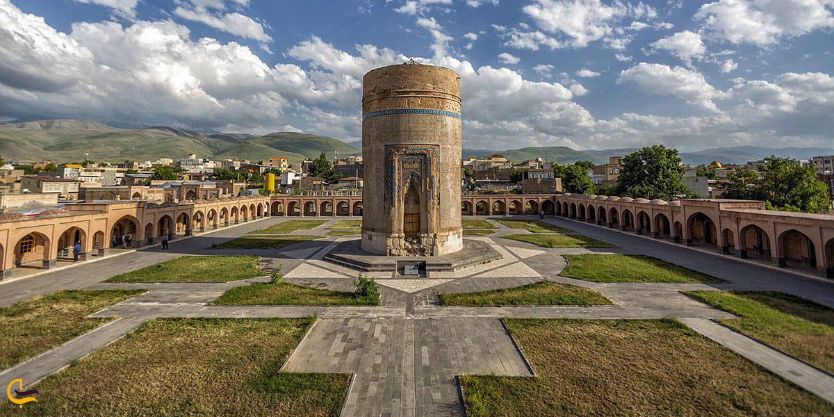 بقعه شیخ حیدر از جاهای دیدنی نزدیک به دریاچه طاووس گولی اردبیل