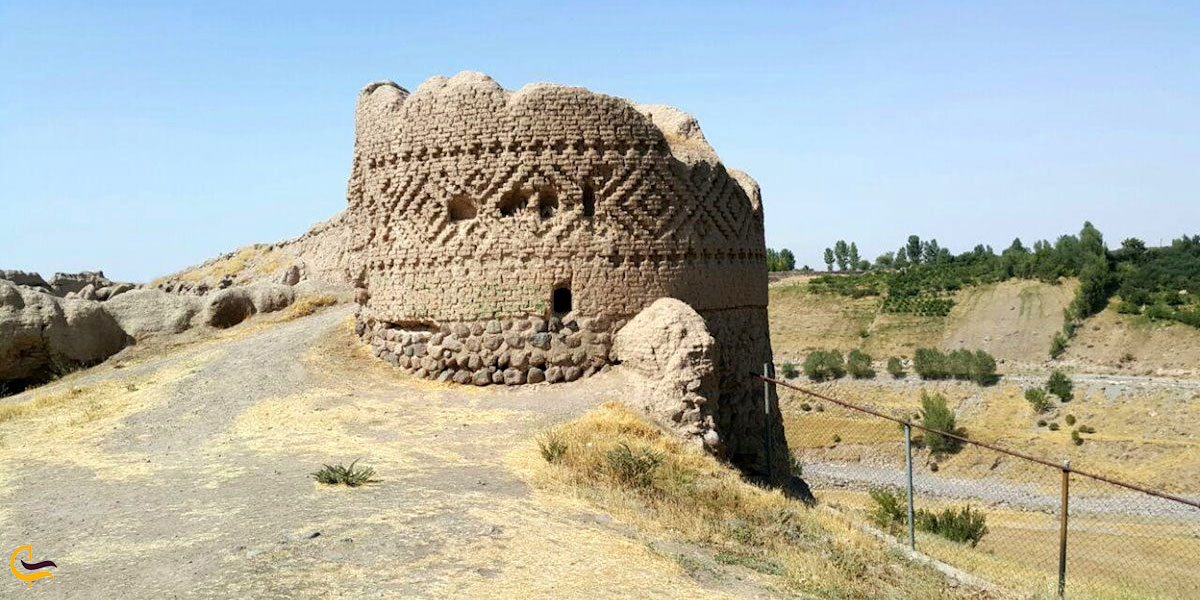 کهنه قلعه از جاهای دیدنی نزدیک به دریاچه طاووس گولی  مشگین شهر