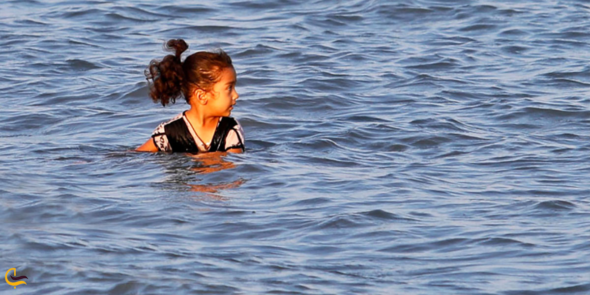 آب‌بازی و آب‌تنی در نزدیکی ساحل دریاچه طاووس گولی اردبیل