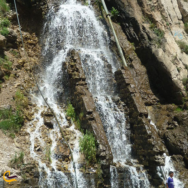 چشمه قلعه دختر از جاذبه های گردشگری روستای پلور لارین