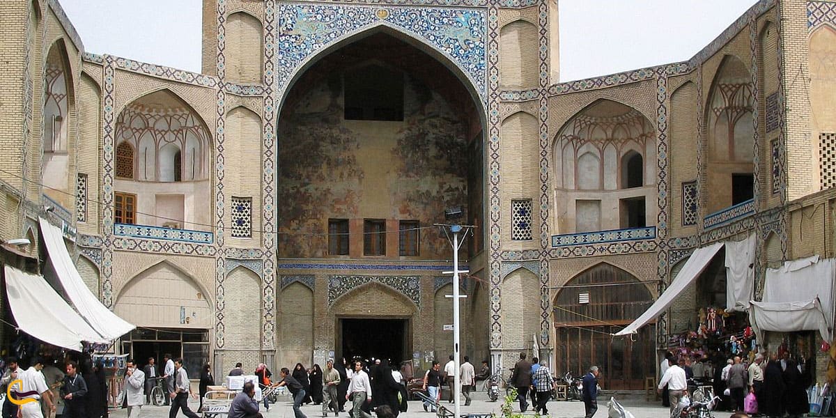 سردر قیصریه از جاهای دیدنی اطراف خانه دهدشتی اصفهان