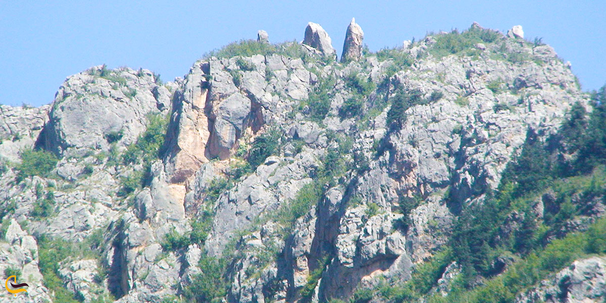 سنگ عروس و داماد از جاهای دیدنی طبیعی اشکورات رودسر