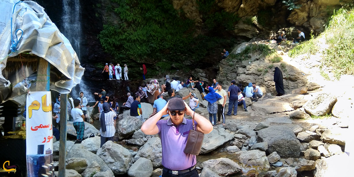 پیاده‌روی در مسیر سنگ‌فرش‌شده آبشار درودزن گیلان