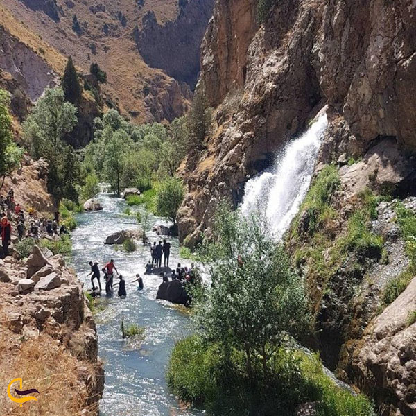 دره زمان از جاذبه های گردشگری روستای پلور لارین