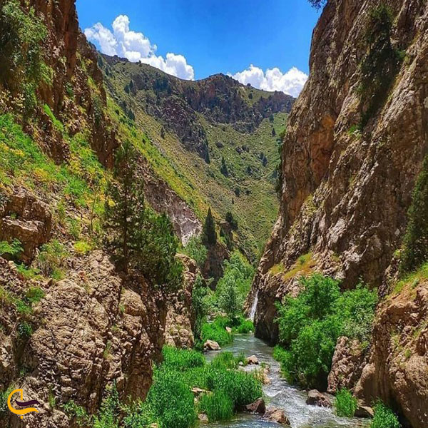دره زمان از جاذبه های گردشگری روستای پلور لارین
