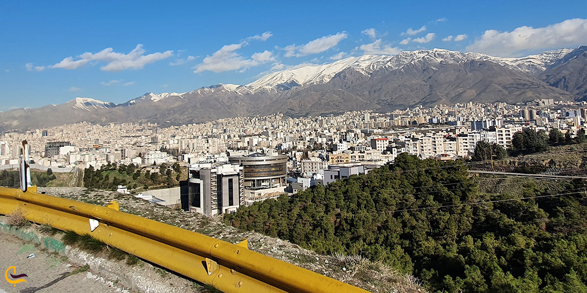 چشم‌اندازی به پایتخت در پارک جنگلی لویزان