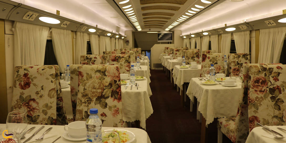 پذیرایی در رستوران قطار زندگی