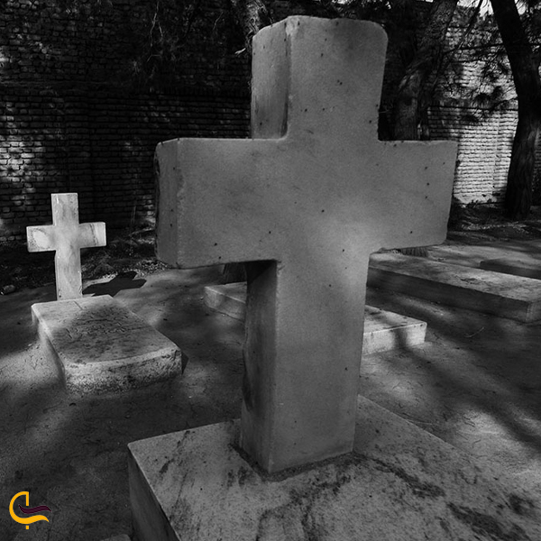 علت تفاوت صلیب‌ها در قبرستان ارامنه مشهد
