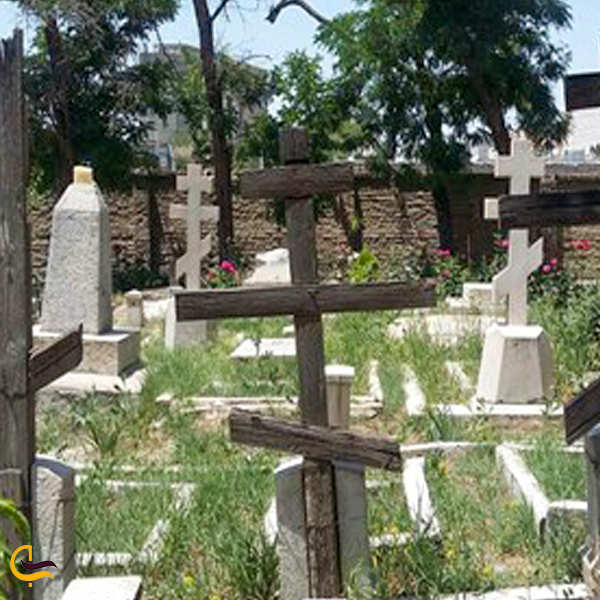علت تفاوت صلیب‌ها در قبرستان ارامنه مشهد