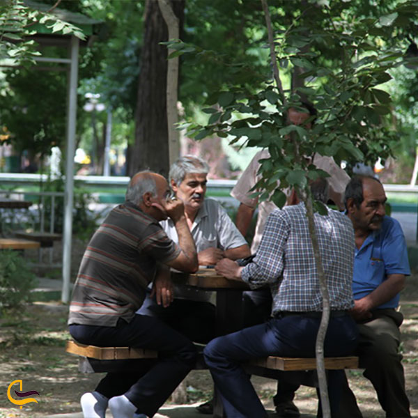 میز و صندلی‌های شطرنج در پارک ملت تهران