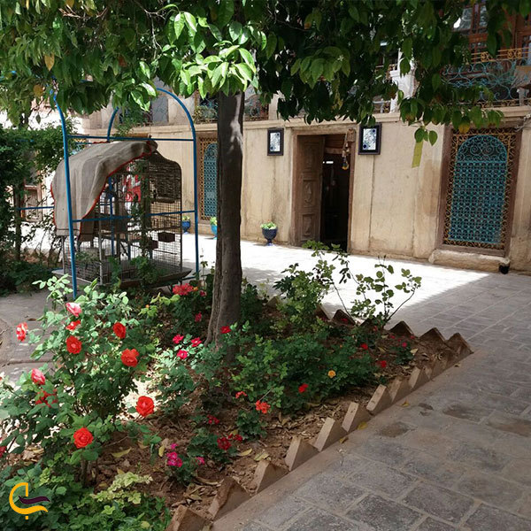نمایی از حیاط خانه سعادت در شیراز