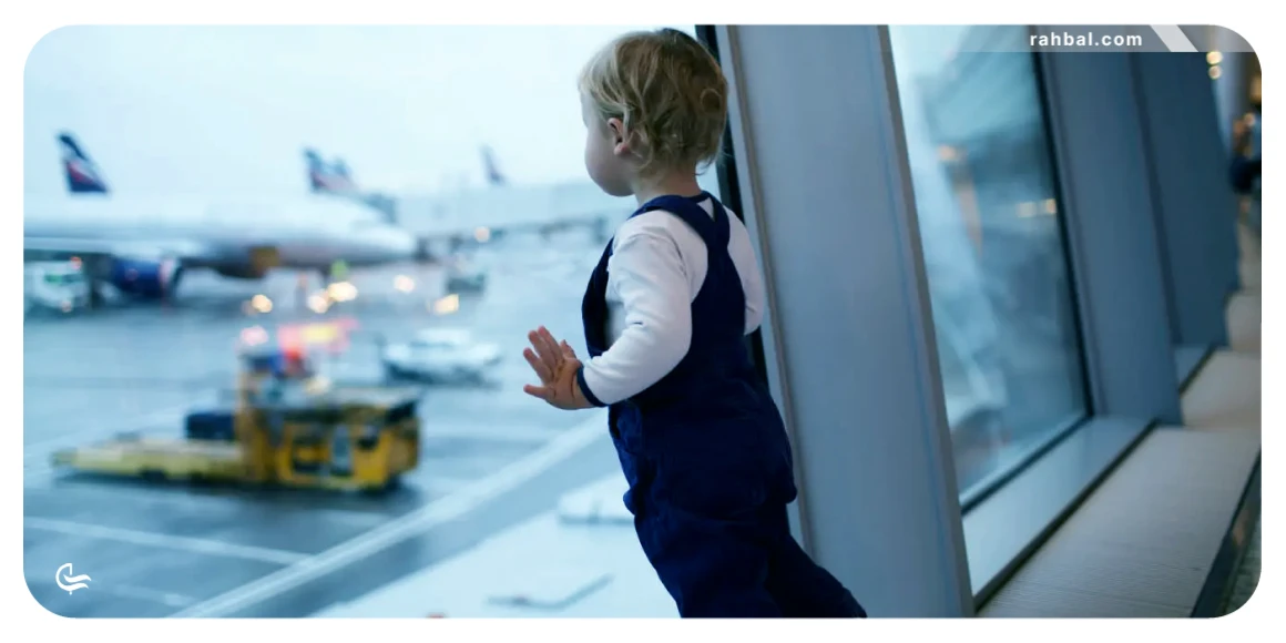 لباس مناسب (لایهلایه) و کفش راحت به کودک بپوشانید