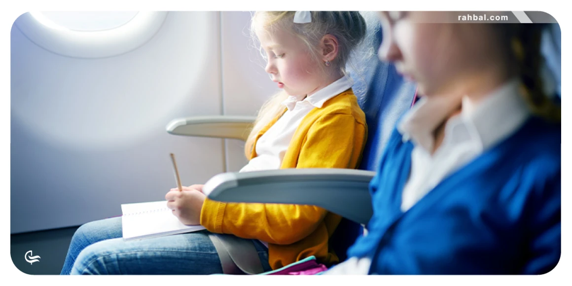 کودک را روی صندلی کنار راهرو ننشانید