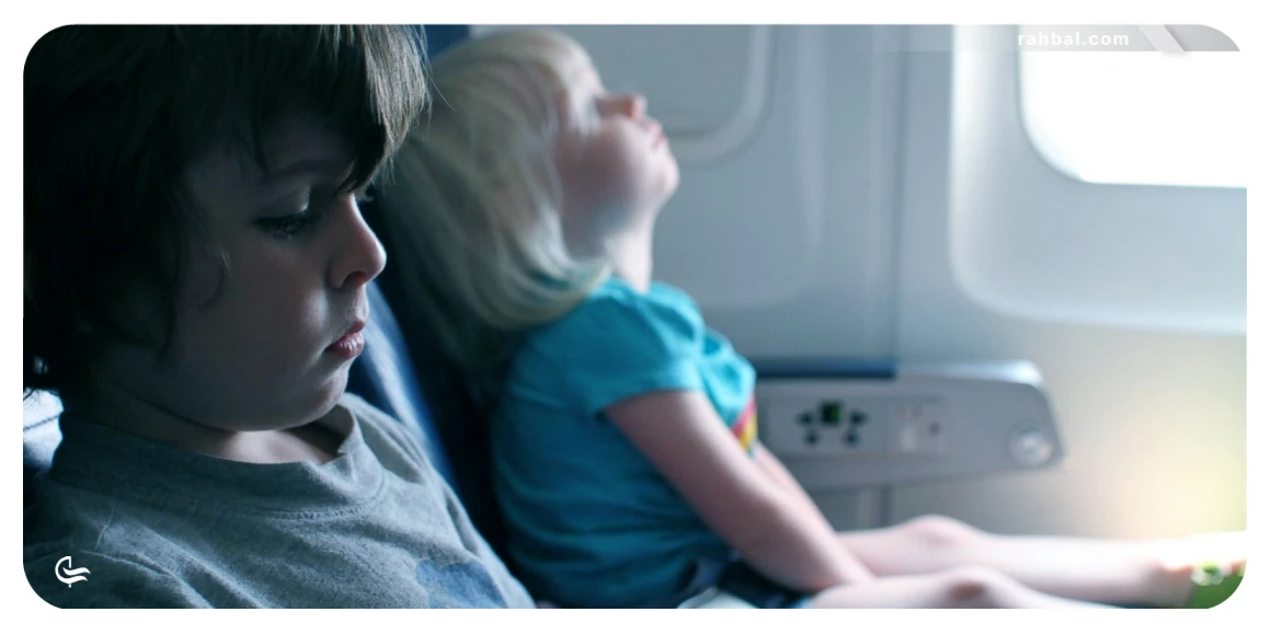 کودک را روی صندلی کنار راهرو ننشانید