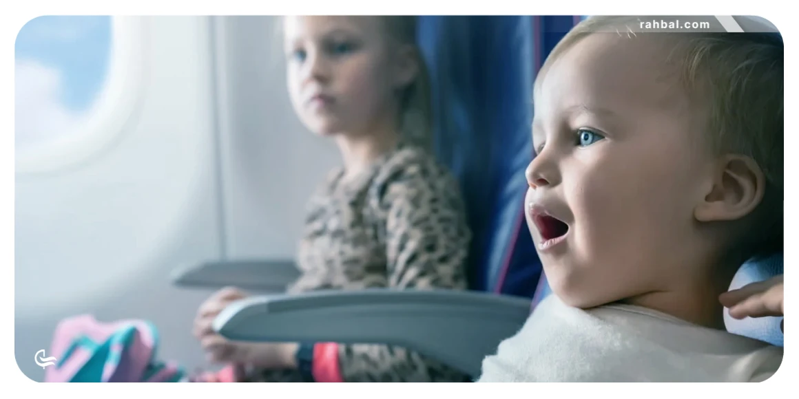 کودک را روی صندلی کنار راهرو ننشانید