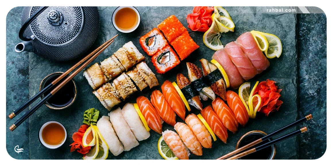 سوشی یکی از معروف‌ترین فینگرفودهای ژاپنی