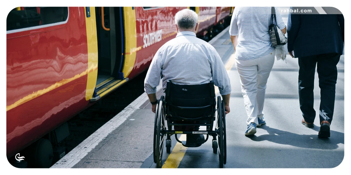 پیرمرد معلول در حال سوار شدن به قطار
