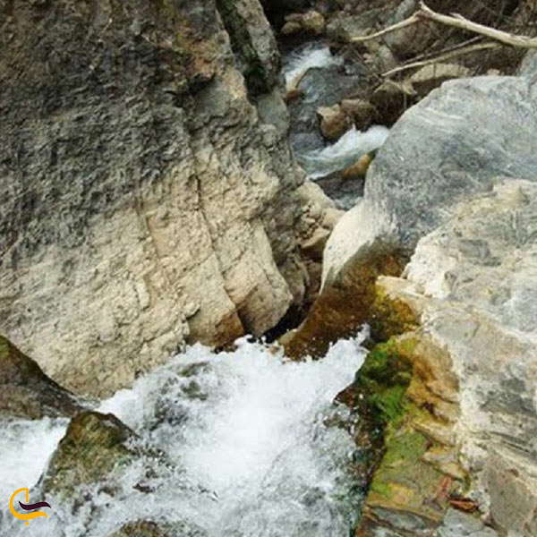 آبشار لار چشمه