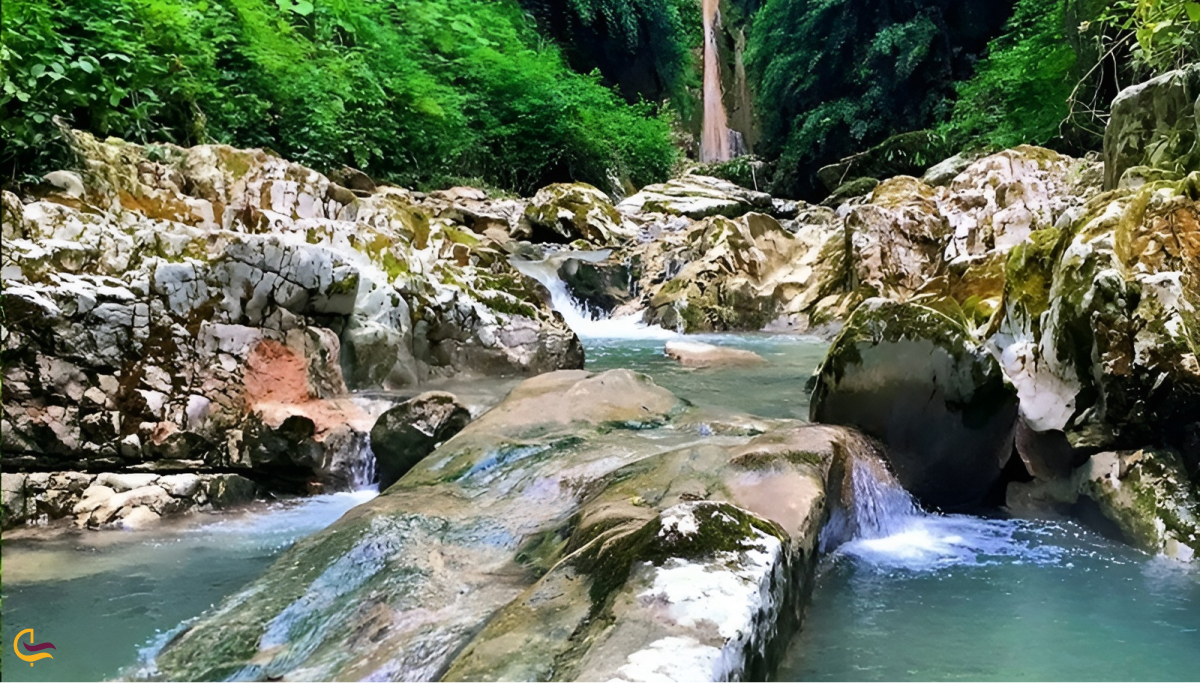 آبشار سو تراش از جاهای دیدنی اطراف خرماچال